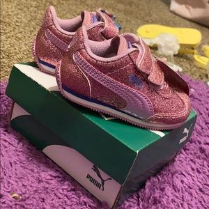 Pink glitter pumas